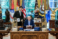 【悲報】大谷翔平さん、世界の敵ドナルド・トランプとツーショットで満面の笑顔