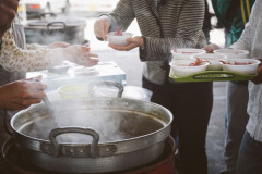 【愕然】 ホームレスの炊き出しに興味本位で並んでとん汁とおにぎり食べた結果⇒！！