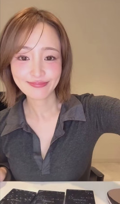 【画像】劇団ひとりの嫁(40)、うっかりお乳の谷間を見せてしまうｗ