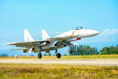 中国海軍航空部隊が昼夜連続の高強度飛行訓練を実施…J-15艦上戦闘機が参加！