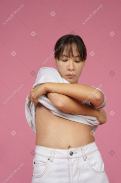 【悲報】女の子が服を脱ぐとき腕をクロスさせるのなんで？
