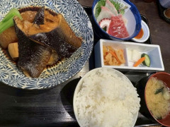 外国人「これが日本の魚定食、お前らは皮を食べる？それとも残す？」