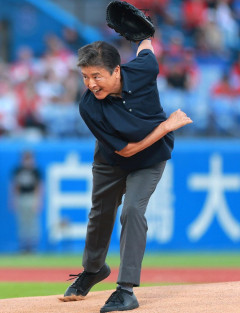 【画像】74歳の三浦友和さん、160キロ出そうな始球式がイケオジすぎるｗｗｗｗｗｗｗｗｗｗ