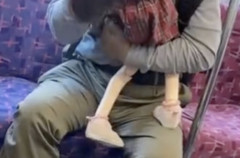 【動画】電車内で娘といちゃつくパパさん、晒されてしまう・・・