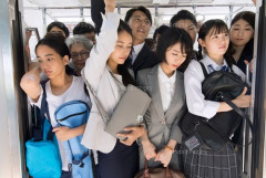 【悲報】チー牛、電車に乗ってるだけで晒されてしまう