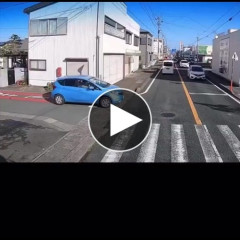 【動画】横断歩道で停まってくれた車にお辞儀をする日本人女児、世界中で大絶賛ｗｗｗ