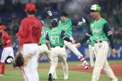 カープ“屈辱”ヤクルトに2戦連続サヨナラ負け。遠藤痛恨ボーク。秋山9回同点打！栗林7回1失点(自責0)も見殺し。連敗で借金ワースト16【広島1-2xヤクルト/試合結果】