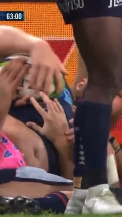 【動画】ラグビー選手さん、ユニフォームが破れて大変な事になってしまう