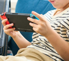 親「子供にスイッチ買ったら風呂入らない、大声で騒ぐ、宿題しない、暴言吐くモンスターになった」