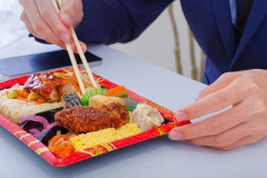 【悲報】日本人のランチ代、443円で過去最高額wwwwwwwwwwwww