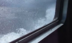 乗客のカメラが捉えた沈没前の船内 　荒れ狂う海と叫び声　技術者がデータを完全復元 　知床沖観光船沈没事故（動画あり）