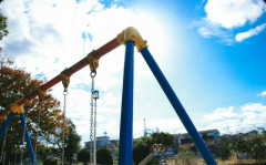 3歳の子供連れて公園に行ったら近所の小学生たちがサッカーしてた。万が一ボールが飛んできて子供が怪我をしても嫌なので少し歩いて別の公園で遊ぶ事にしたんだけど…