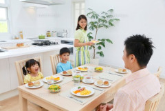 【悲報】ワイ4人家族の月の食費、80000円ｗｗｗ