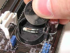 今使ってるマザボ コイン電池交換を前提としてないレイアウトに配線だわ