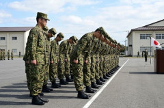 起立、礼は軍隊をイメージさせるから廃止する学校が増加！