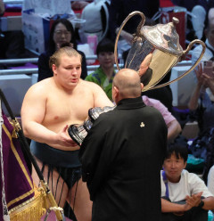 【千秋楽】安青錦が3場所ぶり3度目の優勝　優勝決定ともえ戦で決める　負傷乗りこえ万感　特例で大関復帰を決めた場所での賜杯は史上初