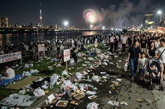 日本人「サッカーの時はゴミ拾いしますが、花火大会の時はそこらに捨てまくります」←これどうしてなの？