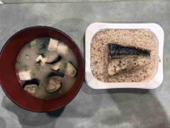 独身一人暮らしは油断すると食生活が終わるから夜ご飯を「玄米パック」「冷凍焼き魚」「固形味噌汁」で固定してる話…これに足すべき食べ物のアドバイスが集まる
