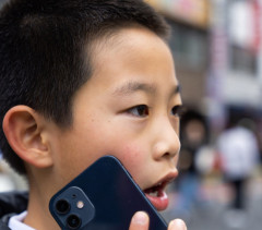 小5男子「あ、痙攣して倒れてる人がいる！ヘイ、シリ、消防に電話して！」→