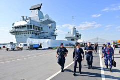 小泉防衛相、英国海軍空母「クイーン・エリザベス」の母港であるポーツマスを視察！