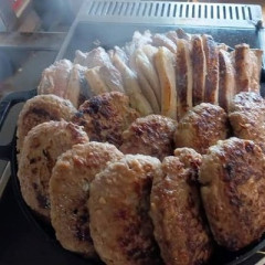 【画像】ハンバーグ1.2kgを15分以内に完食で料金無料チャレンジ、普通にいけそうwwwwwwww