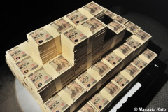 【悲報】金があってもモテないことが次々判明してしまう