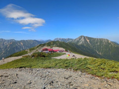 北アルプスの山小屋に宿泊した男性(73)、ベッドから転落して骨折→ヘリで救助される