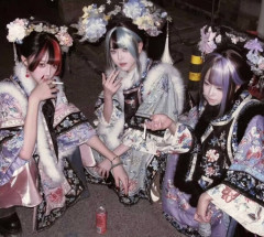 【画像】中国のヤンキー娘、伝統衣装を着て煙草を吸ってしまう