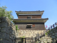 戦国大名「これより籠城いたす 大至急皆の者に伝えよ」家臣「はっ！承知しました！」