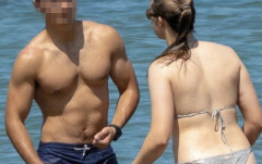 【朗報】スペインの王女（第一王位継承者）、海軍学校の男子達と海を楽しんでしまう・・・