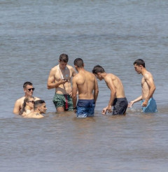 【画像】スペインの王女（第一王位継承者）、海軍学校の男子達と海を楽しんでしまう…