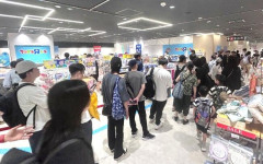 上野にオープンした大人向けトイザらス、初日は想定の約4倍の売上