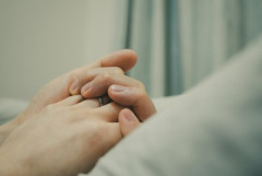 【速報】キスをする友達「キスフレ」、お風呂に入る「オフレ」、添い寝の「ソフレ」… Z世代の恋愛に異常事態