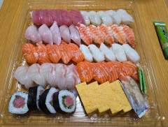 【画像】コストコのお寿司、エンガワがなくなりタコになる🥹🍣