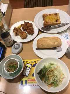 こんな豪華な朝メシが「1073円」で食えちまうんだ！そう、ガストならね！