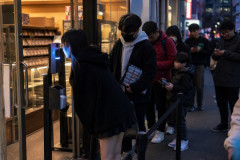 日本がポケモンカードの購入に顔認証を導入！　海外の反応。