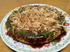 家のお好み焼きって不味いと思ってたけど削り粉入れると化けるな