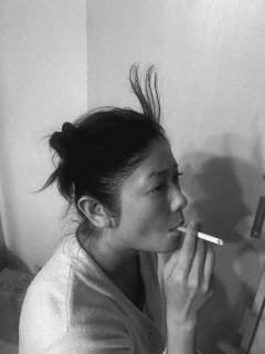 「吸ったっていいじゃん！」〝激変〟たばこスパスパ育児ショット、真木よう子に反響「これぞ大女優！」「世の母の鏡ぞ」