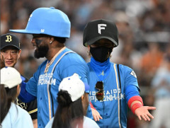【日本ハム】新庄監督が特大帽子で登場　度肝抜くシーンに東京ドームが騒然