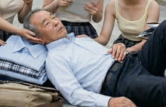 【朗報】熱中症で倒れた爺さん、JCJK６人に自分が着てる制服を枕にして助けられるｗｗｗｗ