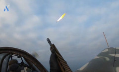 レシプロ機Yak-52の後部席ガンナーがライフルでロシアのシャヘド自爆ドローンを撃墜！