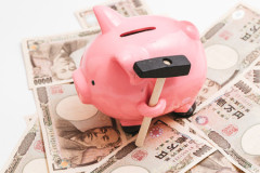 【悲報】40年も年金を払った日本人→月7万、移民→ナマポ月12万、医療費0円、NHK無料、家賃0円