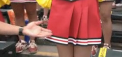 【動画】インタビュアーさん、甲子園のチアガールに我慢できずセクハラか