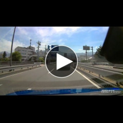 【動画】無謀運転の馬鹿、散る笑