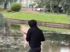 公園の池で釣りをしていた。可愛いギャラリーがそれを見ていた → 優しい釣り人はこうします…