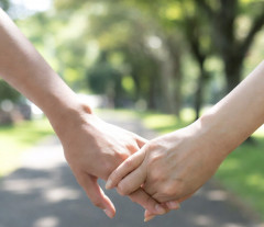 【悲報】生徒の親公認で男子生徒と交際してた女性教諭（41）が懲戒処分・・・