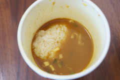 カップヌードルカレーにご飯入れて食ってるだけで文句言ってくるやつら