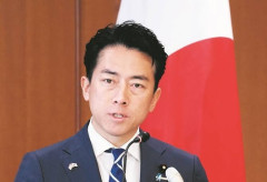 【画像】小泉進次郎、足がめちゃめちゃ伸びる