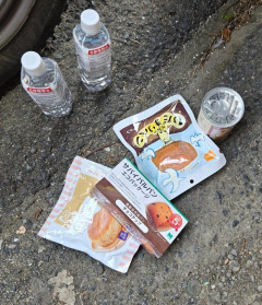 【悲報】熊本地震、市民から膨大な税金集めて配られる配給食がこちら(これで3人分)