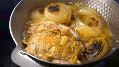 【料理】リュウジの鶏肉と玉ねぎの塩だけスープ作ってるんやが